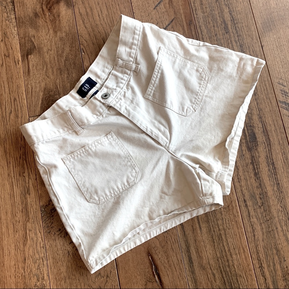 Gap Woman’s Khaki Shorts Size 6